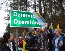 Dёbeltné tôfle:Symboliczne odsłonięcie dwujęzycznych tablic miejscowości oraz drogowskazów w Gminie Dziemiany