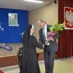 Wójt wręcza kwiaty Siostrze Mironie