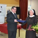Przewodniczący wręcza uchwałę Siostrze Mironie