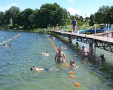 Ślizg oraz wypożyczalnia sprzętu wodnego nad jeziorem Rzuno