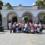 Wspólne zdjęcie przed grobem nieznanego żołnierza