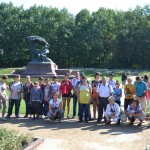 Wspólne zdjęcie przed pomnikiem Chopina w Warszawie