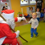 Zabawa Św. Mikołaja z dziećmi