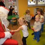 Zabawa Św. Mikołaja z dziećmi