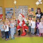 Wspólne zdjęcie dzieci i Św. Mikołaja