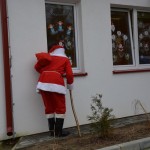 Św. Mikołaj zagląda przez okno