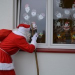 Św. Mikołaj zagląda przez okno