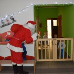 Św. Mikołaj zagląda przez drzwi