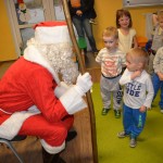 Św. Mikołaj rozmawia z dziećmi