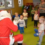 Św. Mikołaj romawia z dziećmi