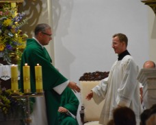 Podziękowanie księdzu Maciejowi Szczodrowskiemu za 5- letnią posługę kapłańską w naszej parafii