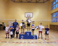 ŚWIĄTECZNY TURNIEJ MINI SIATKÓWKI „JEDYNEK” DLA  KLAS III