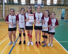 UKS RELAKS  III MIEJSCE W CZŁUCHOWIE W MINISIATKÓWCE „4”