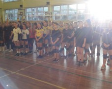 PIERWSZE MECZE  W POWIATOWEJ LIDZE SIATKÓWKI DZIEWCZĄT KLAS VII-VIII