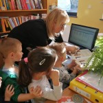 Mikołajkowa wizyta przedszkolaków w bibliotece