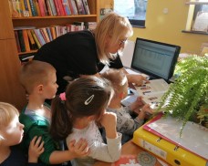 Mikołajkowa wizyta przedszkolaków w bibliotece