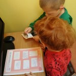 Mikołajkowa wizyta przedszkolaków w bibliotece