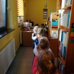 Mikołajkowa wizyta przedszkolaków w bibliotece