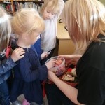 Mikołajkowa wizyta przedszkolaków w bibliotece