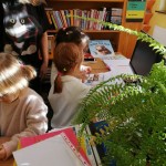 Mikołajkowa wizyta przedszkolaków w bibliotece