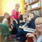 Teatralne zakończenie ferii  biblioteczno-szkolnej grupy teatralnej