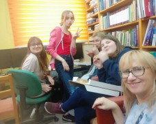 Teatralne zakończenie ferii biblioteczno-szkolnej grupy teatralnej