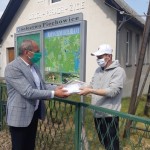 Wójt przekazuje maseczki Sołtysowi Sołectwa Piechowice